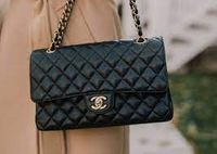 Ví cầm tay hiệu chanel